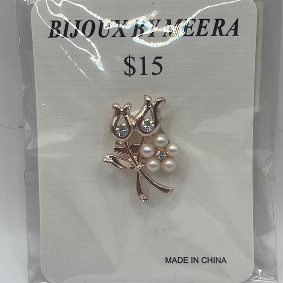 NWT- Bijoux By Meera Flower with pearl and rhinestones Brooch - Picture 1 of 4